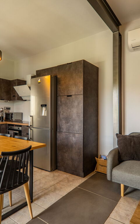 Villa Eftychia: Keuken, Lunchroom, Woonkamer