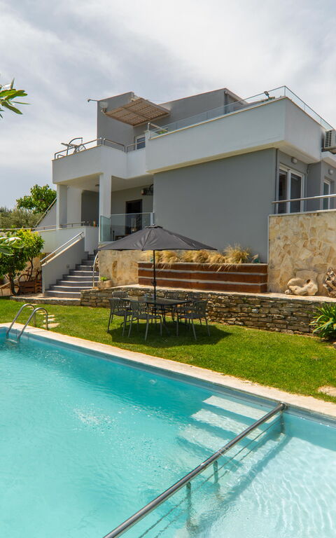 Villa Eftychia: Buitenshuis, Tuin, zwembad