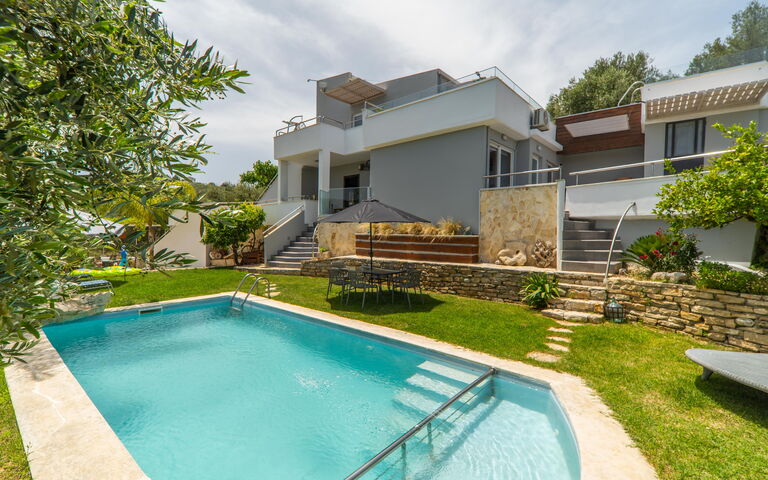 Villa Eftychia: Buitenshuis, Tuin, zwembad