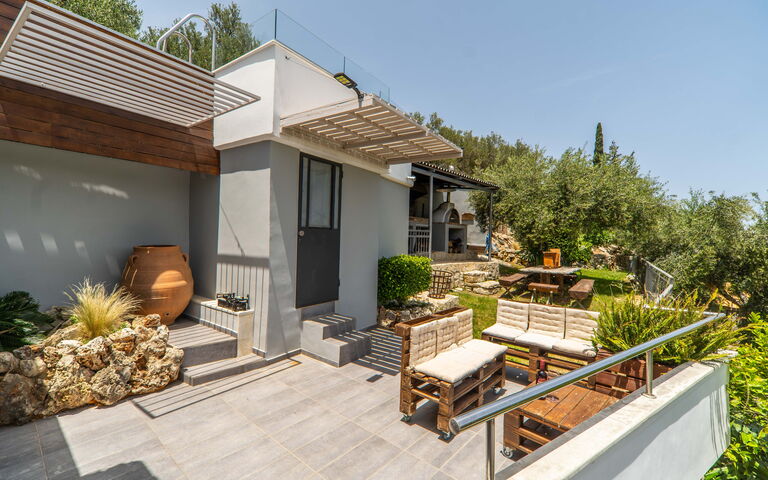 Villa Eftychia: Balkon / terras / patio, Buitenshuis