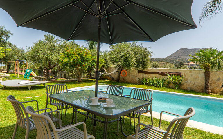 Villa Eftychia: Buitenshuis, Tuin, zwembad