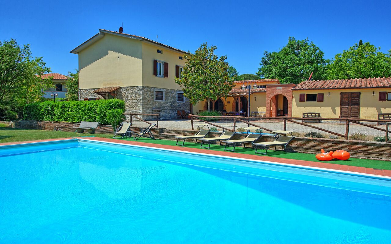 Zeffiro: Buitenkanten, Zomer, zwembad