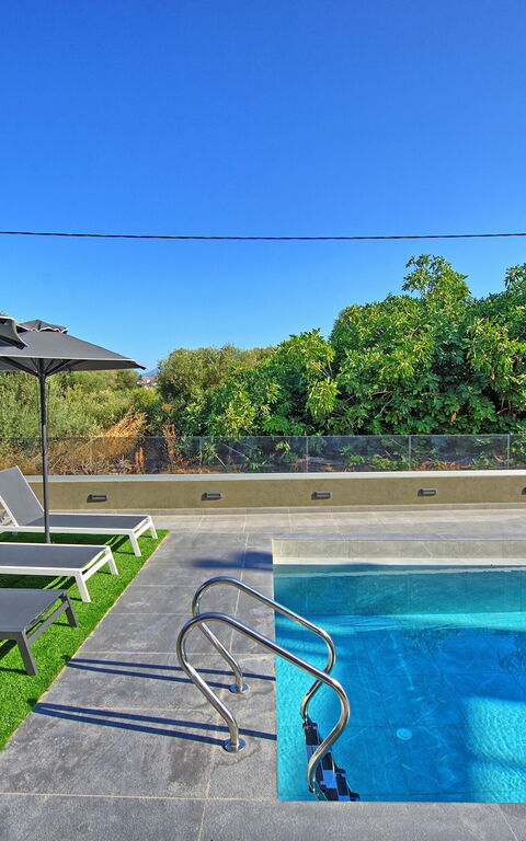 Villa Maripol: Buitenshuis, Tuin, Zomer, zwembad