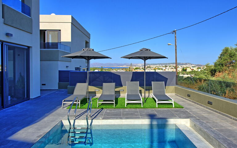 Villa Maripol: Buitenshuis, zwembad