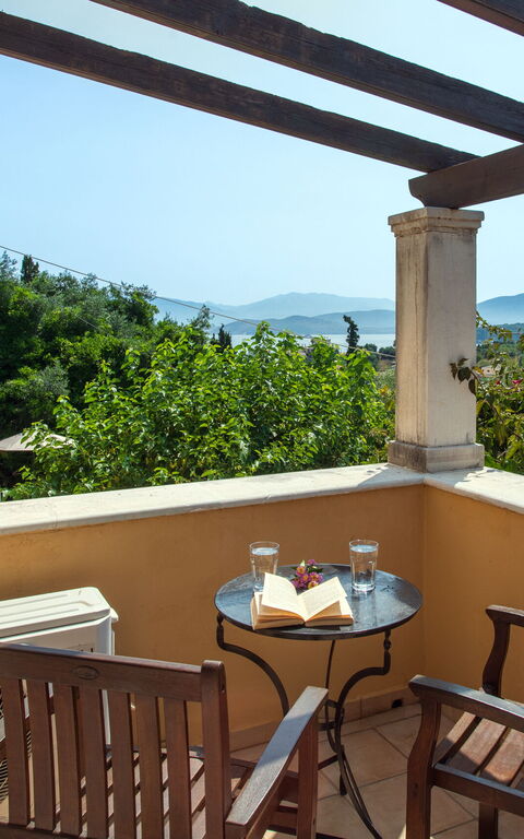 Villa Moyria: Balkon / terras / patio