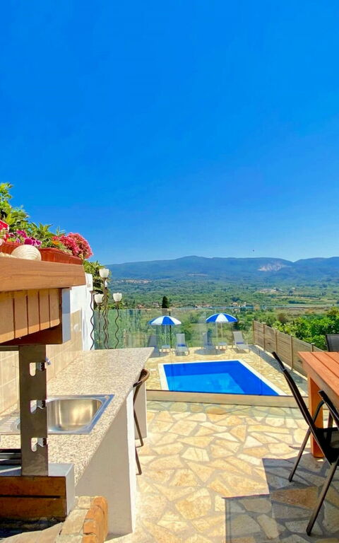 Villa Dinos: Balkon / terras / patio, Buitenshuis