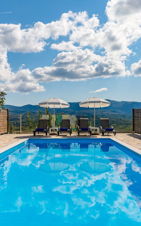 Villa Dinos: Zomer, zwembad