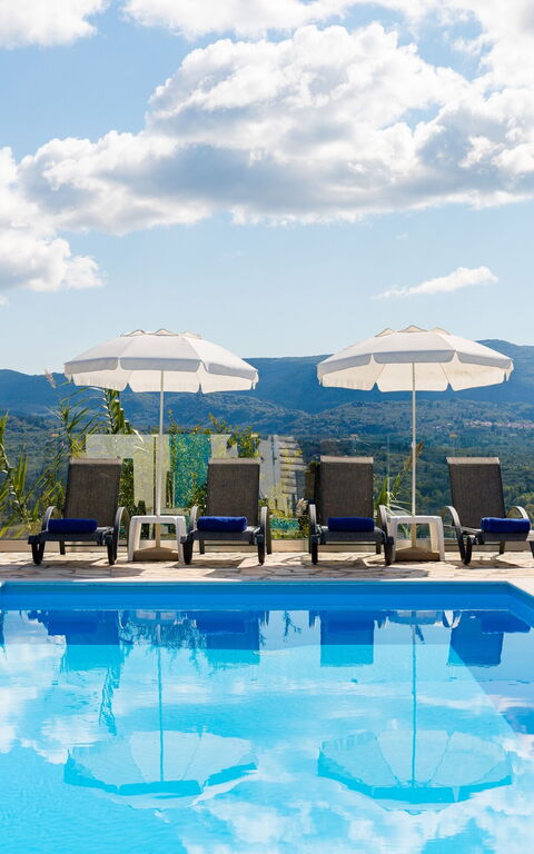 Villa Dinos: Zomer, zwembad