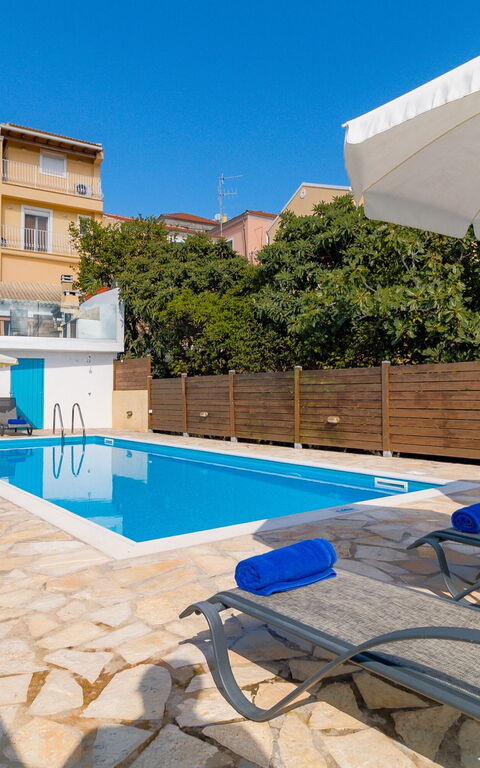 Villa Dinos: Zomer, zwembad