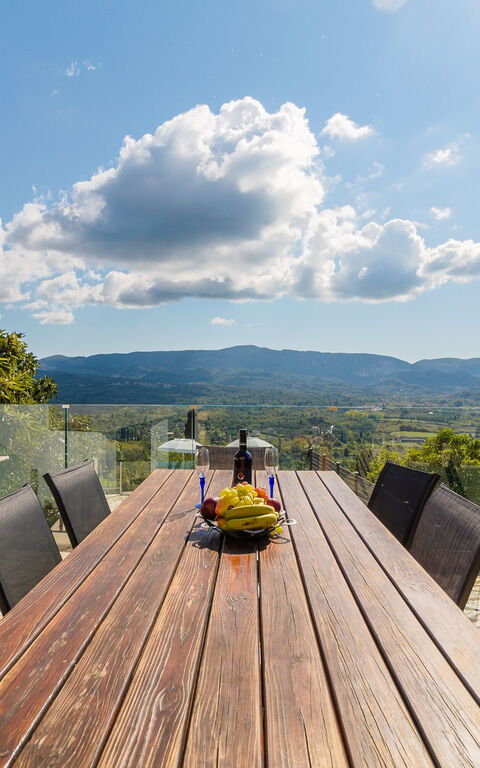 Villa Dinos: Balkon / terras / patio, Buitenshuis