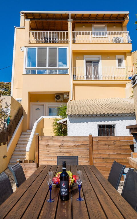 Villa Dinos: Balkon / terras / patio, Buitenshuis