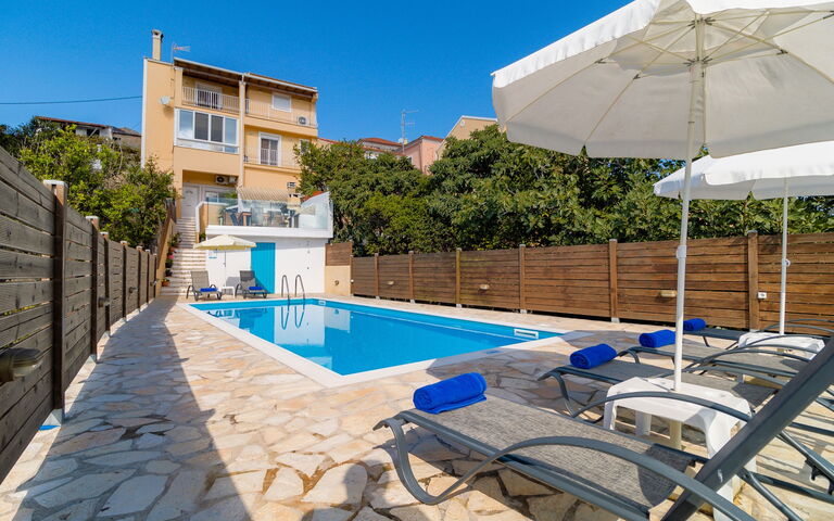 Villa Dinos: Zomer, zwembad