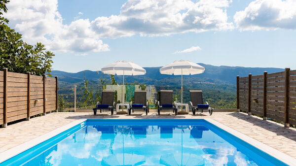 Villa Dinos: Zomer, zwembad