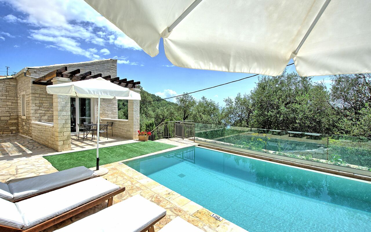 Villa Jacaranda: Buitenshuis, Zomer, zwembad