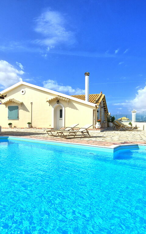 Beach Villa Athanasia: zwembad