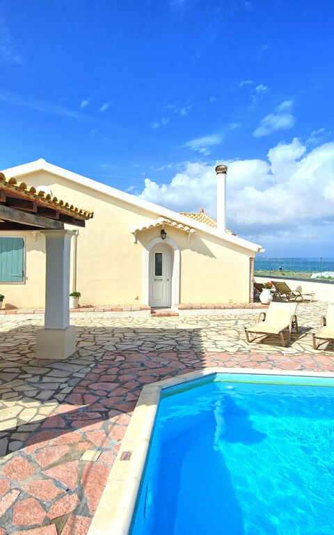 Beach Villa Athanasia: Buitenshuis, zwembad