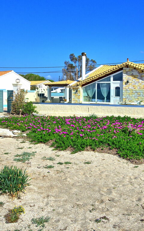 Beach Villa Athanasia: Buitenshuis