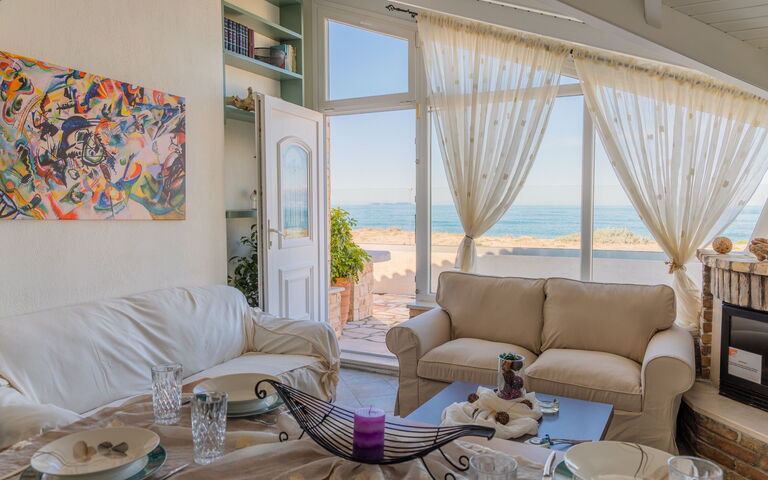 Beach Villa Athanasia: Woonkamer