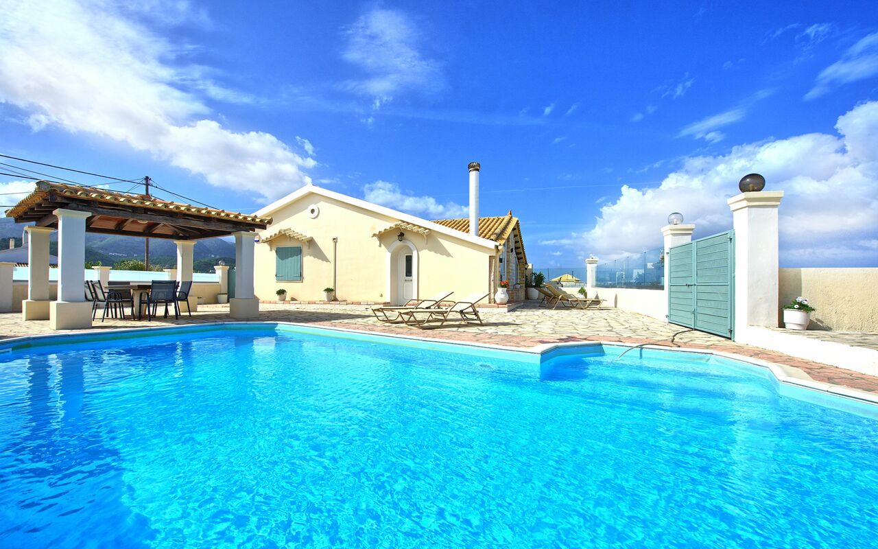 Beach Villa Athanasia: zwembad