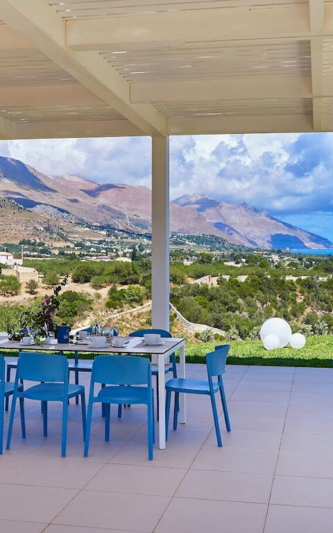 Villa Etesiae: Buitenshuis