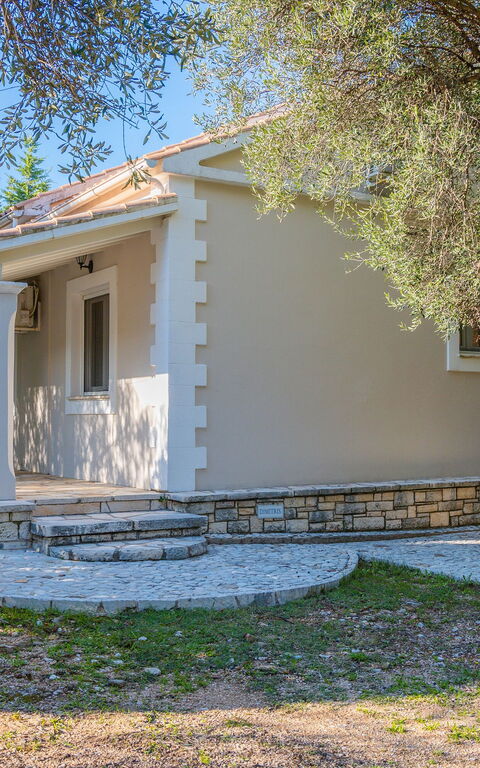 Villa Dimitris: Buitenshuis, Tuin