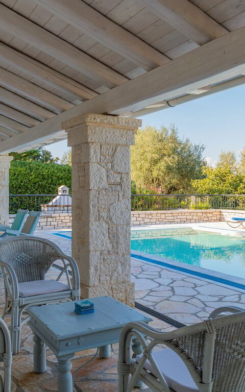Villa Dimitris: Balkon / terras / patio, Buitenshuis, Keer bekeken, zwembad