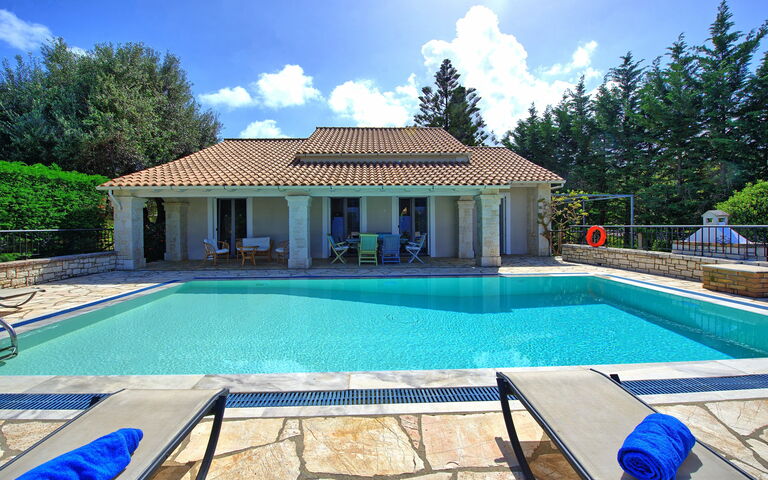 Villa Dimitris: Buitenkanten, zwembad