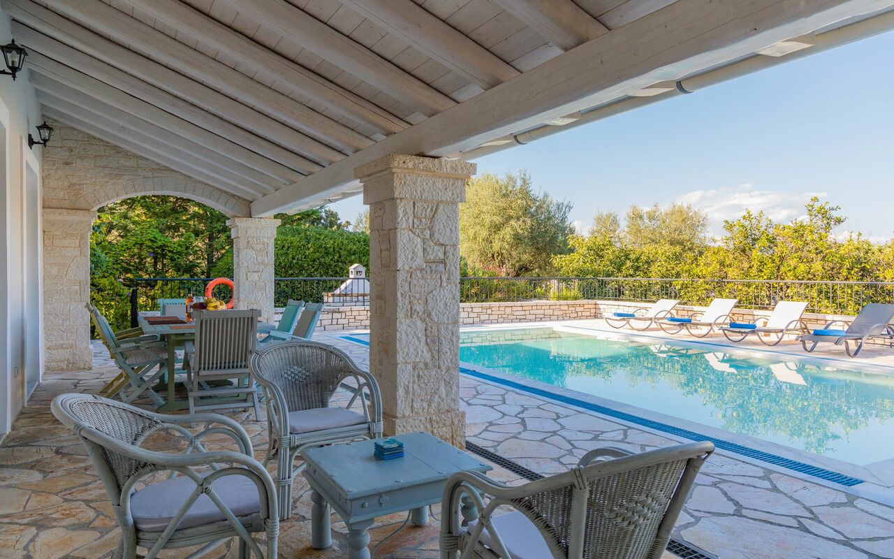 Villa Dimitris: Buitenshuis, zwembad