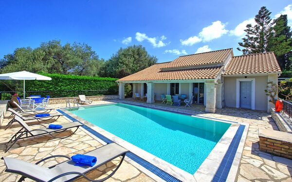 Villa Dimitris: Buitenshuis, zwembad