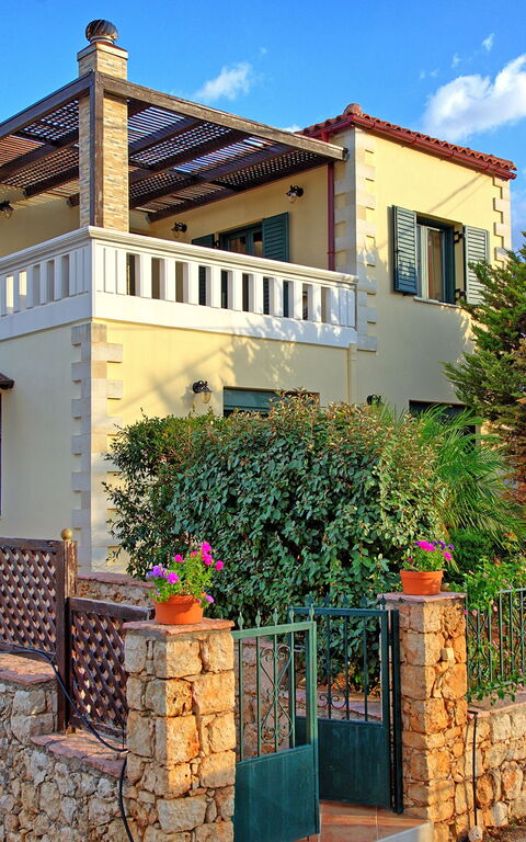 Villa Koules: Buitenkanten, Buitenshuis