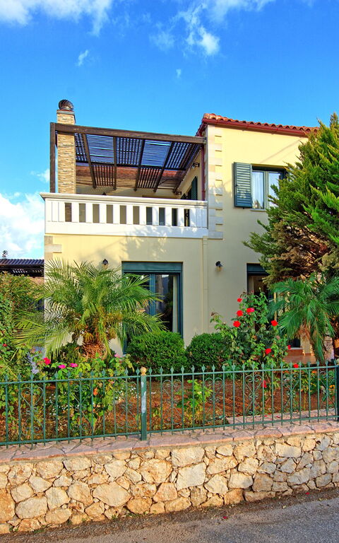 Villa Koules: Buitenkanten, Buitenshuis