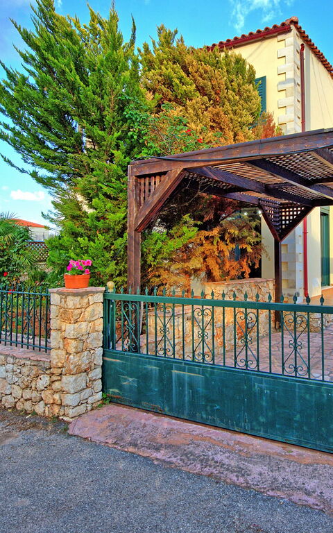 Villa Koules: Buitenkanten, Buitenshuis