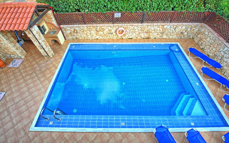 Villa Koules: Buitenshuis, zwembad