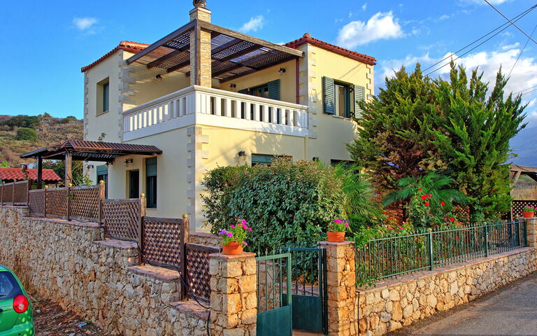 Villa Koules: Buitenkanten, Buitenshuis