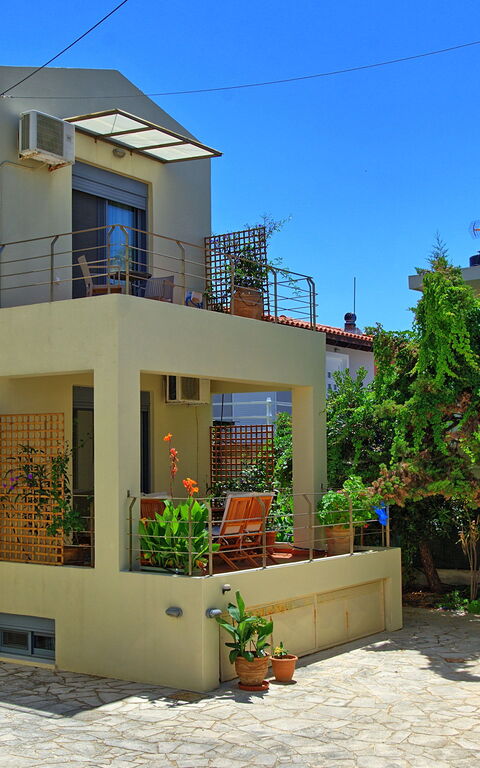 Houses By The Sea: Buitenkanten, Buitenshuis