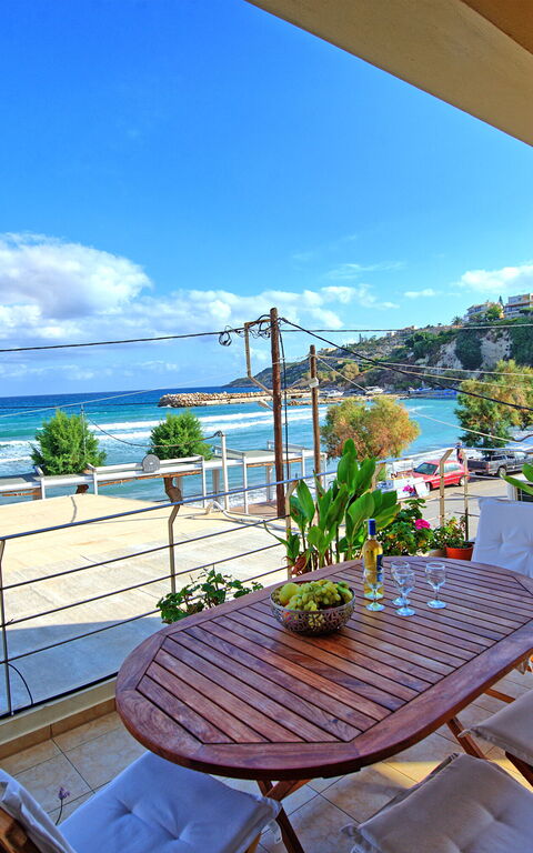 Houses By The Sea: Buitenshuis, Keer bekeken