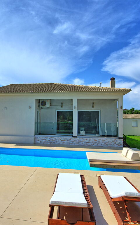 Beach Villa Christina: Buitenkanten, zwembad