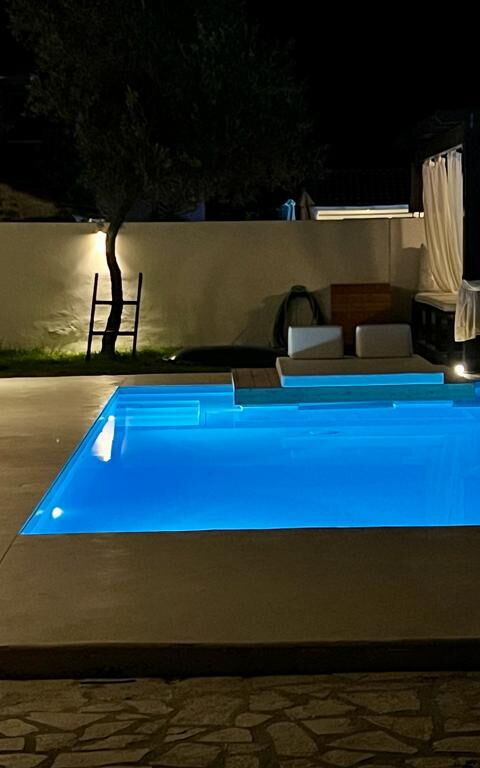 Beach Villa Christina: Buitenshuis, zwembad