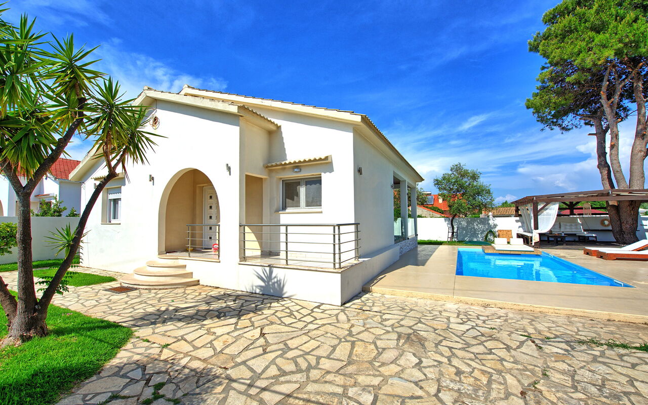 Beach Villa Christina: Buitenkanten, Zomer, zwembad