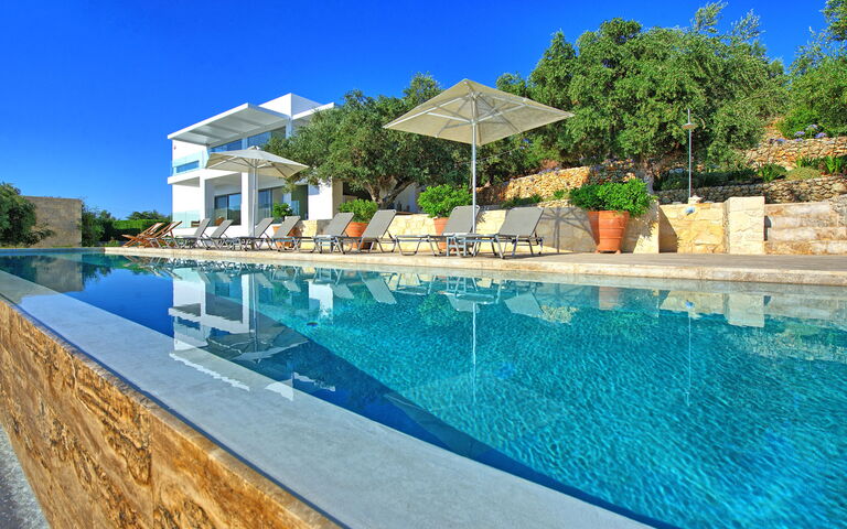 Villa Bluewhite: Buitenshuis, Tuin, Zomer, zwembad