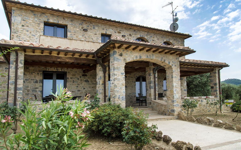 Villa Chiugi: Buitenkanten, Buitenshuis