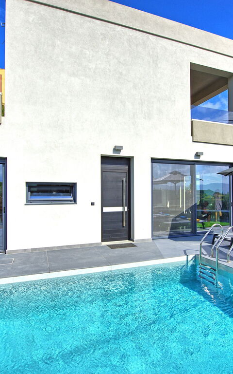 Villa Popi: Buitenkanten, Buitenshuis, Tuin, zwembad