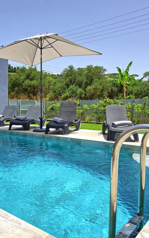 Villa Ampela: Buitenshuis, zwembad