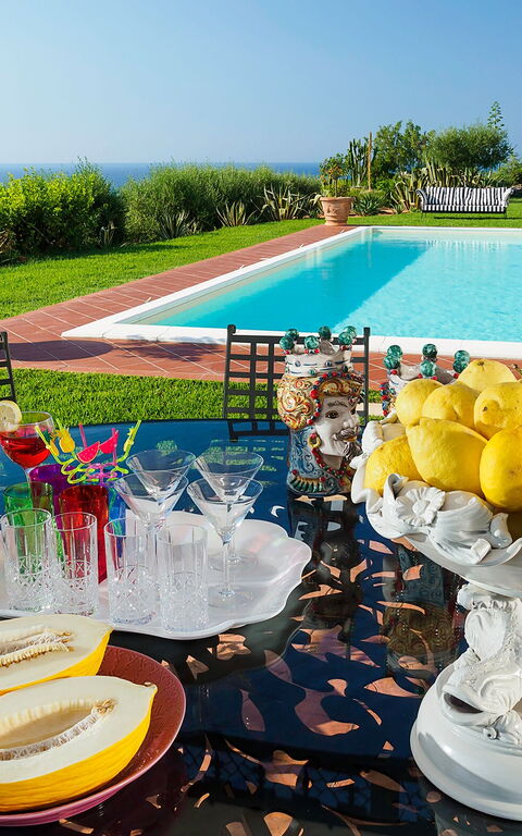 Villa Estella: Buitenshuis