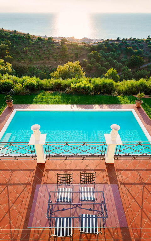 Villa Estella: Balkon / terras / patio, zwembad