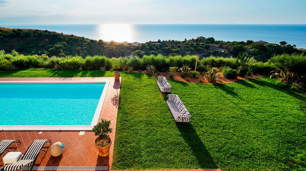 Villa Estella: Tuin, zwembad