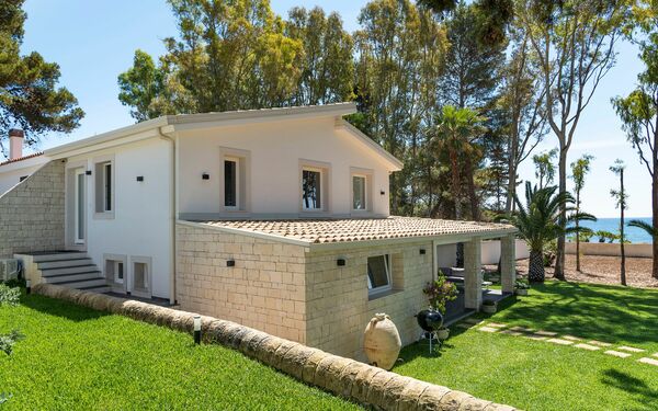 Marinella Punta Milocca: Buitenshuis, Tuin