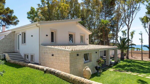 Marinella Punta Milocca: Buitenshuis, Tuin