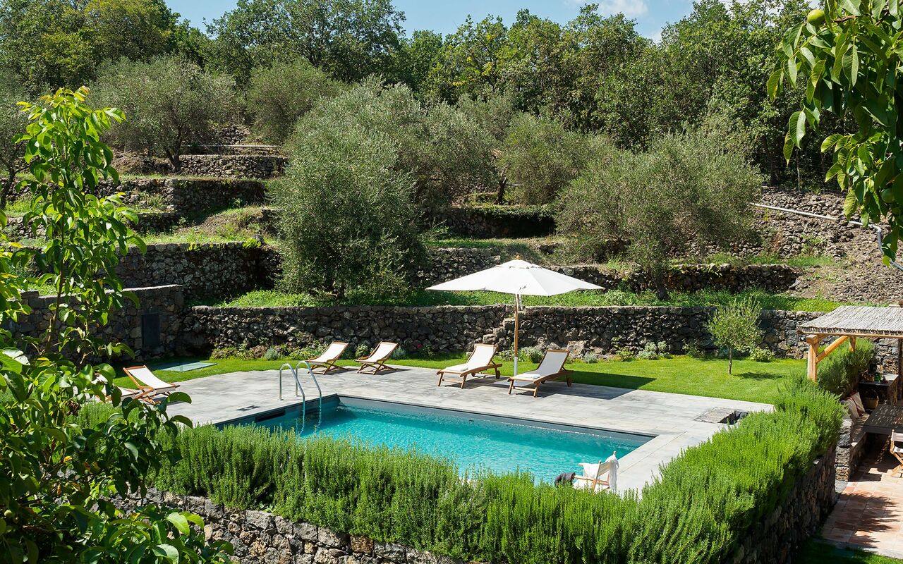 Villa Nerello: Tuin, zwembad