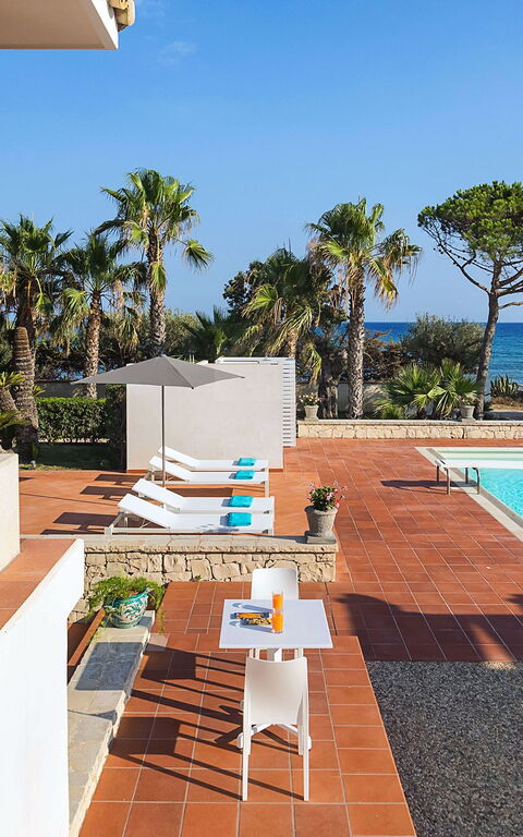 Villa Maya: Balkon / terras / patio, Buitenshuis, zwembad